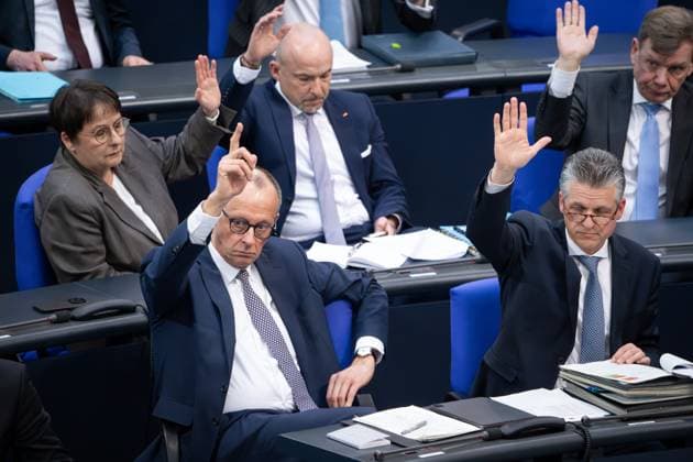 Bilder des Jahres 2025, News 03 März News Themen der Woche KW12 News Bilder des Tages Deutscher Bundestag, 214. Plenarsitzung Friedrich Merz (CDU) gemeinsam mit seiner Fraktion bei der Abstimmung im Rahmen der Debatte um die Aenderung d. Grundgesetzes (Art. 109, 115, 143h, 87a) bei der 214. Sitzung des Deutschen Bundestag in Berlin, 18.03.2025 Berlin Berlin Deutschland *** German Bundestag, 214th plenary session Friedrich Merz CDU together with his parliamentary group during the vote in the debate on the amendment of the Basic Law Art 109, 115, 143h, 87a at the 214th session of the German Bundestag in Berlin, 18 03 2025 Berlin Berlin Germany
