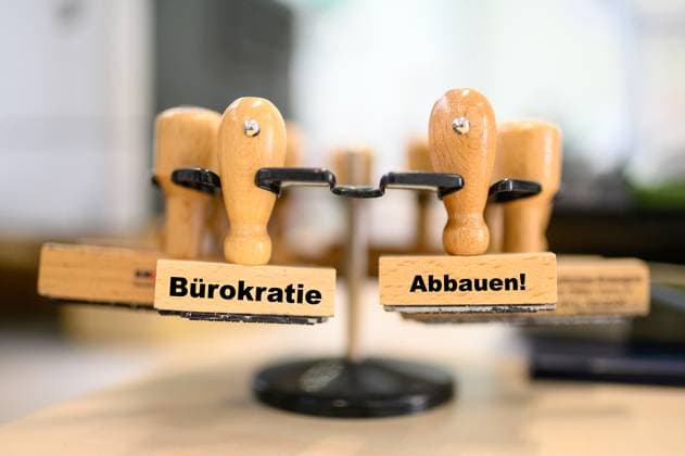 Stock- und Symbolbilder I 18.03.2025 Bürokratie Hamburg Hamburg Hamburg Deutschland *** Stock and symbol images I 18 03 2025 Bureaucracy Hamburg Hamburg Hamburg Hamburg Germany Copyright: xLobeca FelixxSchlikisx