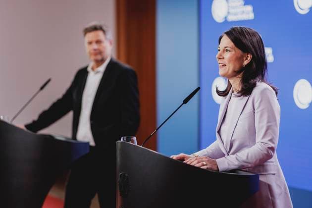 News Themen der Woche KW12 News Bilder des Tages (R-L) Annalena Baerbock (Buendnis 90 Die Gruenen), Bundesaussenministerin, und Robert Habeck (Buendnis 90 Die Gruenen), Bundesminister fuer Wirtschaft und Klimaschutz und Vizekanzler, aufgenommen im Rahmen des Berlin Energy Transition Dialogue in Berlin, 18.03.2025. Fotografiert im Auftrag des Auswaertigen Amtes. Berlin Deutschland *** R L Annalena Baerbock Buendnis 90 Die Gruenen , Federal Foreign Minister, and Robert Habeck Buendnis 90 Die Gruenen , Federal Minister for Economic Affairs and Climate Protection and Vice Chancellor, photographed during the Berlin Energy Transition Dialogue in Berlin, 18 03 2025 Photographed on behalf of the Federal Foreign Office Berlin Germany Copyright: xFlorianxGaertner AAx