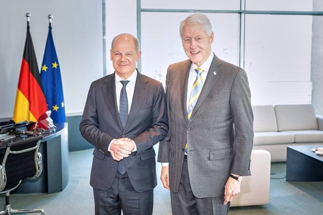 Bilder des Jahres 2025, News 03 März News Themen der Woche KW12 News Bilder des Tages Berlin, Deutschland, 18.03.2025: Bundeskanzleramt: Empfang des früheren US-Präsidenten durch den deutschen Kanzler: Bundeskanzler Olaf Scholz (SPD) und Bill Clinton *** Berlin, Germany, 18 03 2025 Federal Chancellery Reception of the former US President by the German Chancellor Federal Chancellor Olaf Scholz SPD and Bill Clinton Copyright: xBergmann,xGuido BPA dtsxNachrichtenagenturx dts_62535
