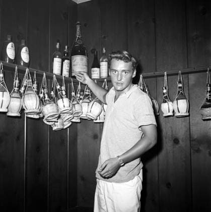 RECORD DATE NOT STATED Dennis Hopper Circa 1955 in Hollywood, California: DENNIS HOPPER shows of his Chianti wine collection in Hollywood. Copyright: x1955,entertainment,DennisxHopper,film,Hollywood,movies,vintage,classic,classicxHollywood,1950 s,vintagexHollywood,GoldenxAgexofxHollywood,x