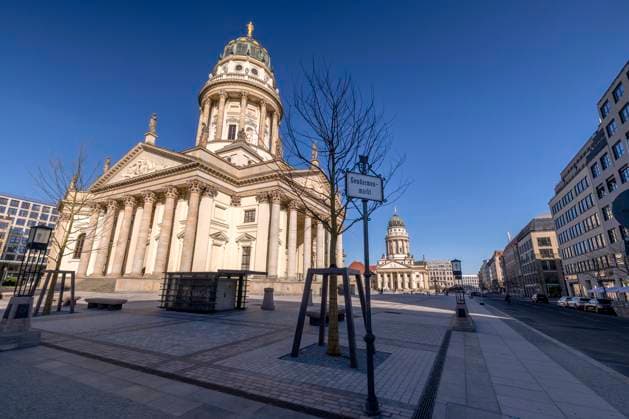 Gendarmenmarkt nach Wiedereröffnung, Berlin, 17.03.2025 Gendarmenmarkt, Umgestaltung, Ende der Bauzeit, 17.03.2025, Berlin, Deutschland < english> Gendarmenmarkt, redesign, end of construction period, March 17, 2025, Berlin, Germany Berlin Gendarmenmarkt Berlin Deutschland, Germany *** Gendarmenmarkt after reopening, Berlin, 17 03 2025 Gendarmenmarkt, redesign, end of construction period, 17 03 2025, Berlin, Germany english Gendarmenmarkt, redesign, end of construction period, March 17, 2025, Berlin, Germany Berlin Gendarmenmarkt Berlin Germany, Germany Copyright: xPeterxEngelkex