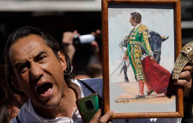 Historic: Mexico City Congress Approves Resolution Banning Violent Bullfighting Bullfighters protest outside the Mexico City Congress in Mexico City, Mexico, on March 18, 2025, against the approved ruling banning violent bullfights, following the initiative submitted by Mayor Clara Brugada. Mexico City Mexico City Mexico  Copyright: xGerardoxVieyrax originalFilename: vieyra-notitle250318_npetJ.jpg