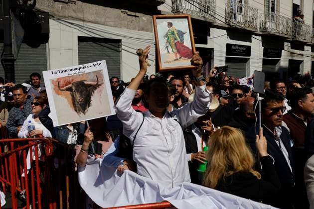 Historic: Mexico City Congress Approves Resolution Banning Violent Bullfighting Bullfighters protest outside the Mexico City Congress in Mexico City, Mexico, on March 18, 2025, against the approved ruling banning violent bullfights, following the initiative submitted by Mayor Clara Brugada. Mexico City Mexico City Mexico  Copyright: xGerardoxVieyrax originalFilename: vieyra-notitle250318_npPlp.jpg