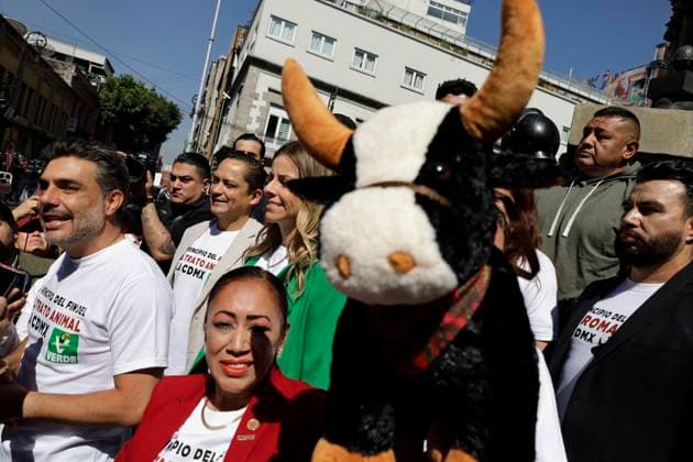 Historic: Mexico City Congress Approves Resolution Banning Violent Bullfighting Jesus Sesma Suarez (left), a Green Party representative in the Mexico City Congress, celebrates after the approval of the ruling banning violent bullfights, following the initiative submitted by Mayor Clara Brugada, in Mexico City, Mexico, on March 18, 2025. Mexico City Mexico City Mexico  Copyright: xGerardoxVieyrax originalFilename: vieyra-notitle250318_npXHe.jpg