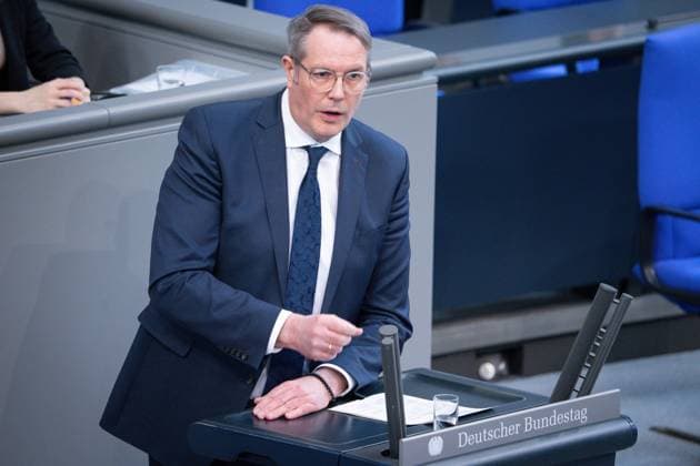 Deutscher Bundestag, 214. Plenarsitzung Ministerpraesident Alexander Schweitzer bei seiner Rede zum Tagesordnungspunkt Aenderung des Grundgesetzes (Artikel 109, 115, 143h) bei der 214. Sitzung des Deutschen Bundestag in Berlin, 18.03.2025 Berlin Berlin Deutschland *** German Bundestag, 214th plenary session Prime Minister Alexander Schweitzer during his speech on the agenda item Amendment of the Basic Law Articles 109, 115, 143h at the 214th session of the German Bundestag in Berlin, 18 03 2025 Berlin Berlin Germany