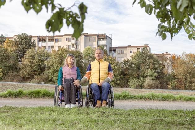 Two people with disabilities in wheelchairs are holding hands Mainz, Rhineland-Palatinate, Germany CR_ZQTX250318B-1676772-01 ,model released, Symbolfoto