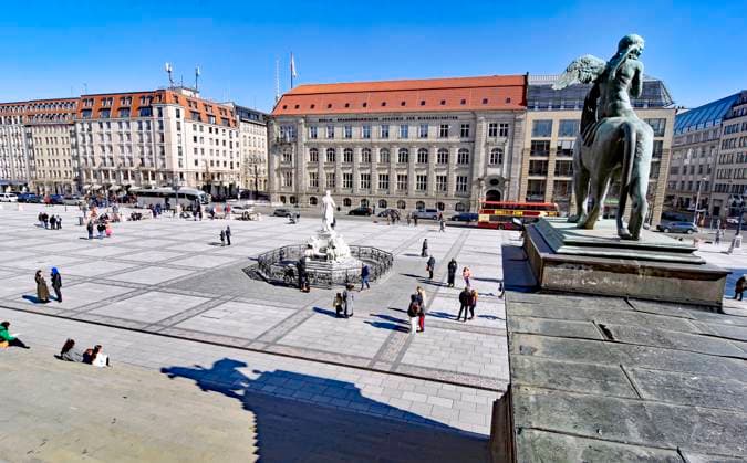 Jetzt melden sich kritische Stimmen zur Neugestaltung am Gendarmenmarkt. Zu wenig Gruen wird festgestellt, viel Stein. *** Critical voices are now being raised about the redesign of Gendarmenmarkt Too little greenery, lots of stone
