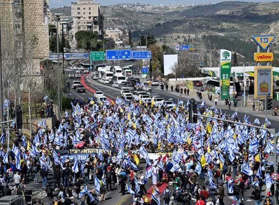 Bilder des Jahres 2025, News 03 März News Themen der Woche KW12 News Bilder des Tages People carry Israeli flags at a protest march to Jerusalem against Israeli Prime Minister Benjamin Netanyahu s intended firing of Shin Bet, Israeli Security, Chief Ronen Bar, and to bring the hostages home on Wednesday, March 19, 2024. Protesters called for Netanyahu to bring the hostages home instead of returning to war.  JER2025031902 DEBBIExHILL