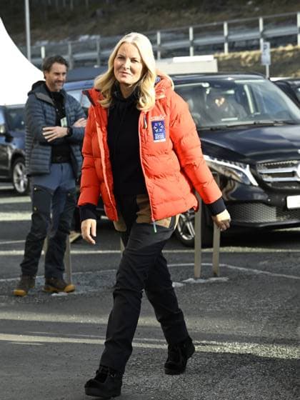 TRONDHEIM, NORGE 20250308 Norges Kronprinsessan Mette-Marit anländer herrarnas fem-mil under skid-VM 2025 i Trondheim. *** Bilden ingar i SPORTPAKET. För övriga BETALBILD *** TRONDHEIM NORGE x10080x *** TRONDHEIM, NORWAY 20250308 Norways Crown Princess Mette Marit arrives at the mens five mile run during the 2025 World Ski Championships in Trondheim Picture in SPORTPAKET For others PAYPICTURE TRONDHEIM NORWAY x10080x  Copyright: xFredrikxSandberg TTx SKID-VM 2025 FEM-MIL HERRAR CGLlIRcb5YE