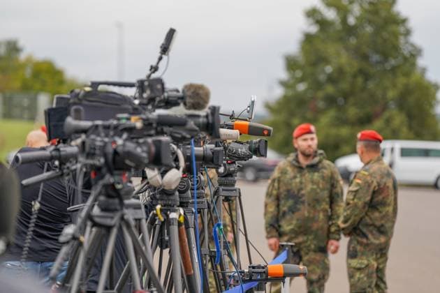 Deutschland, Europa, Bundeswehr, Soldaten, Pressekonferenz, Medien, Kamerateams, Sicherheitspolitik, Verteidigung, Militär, Pressefreiheit, Journalismus, Sicherheit, NATO, Bundeswehruniform, Truppeninformation *** Germany, Europe, Bundeswehr, soldiers, press conference, media, camera teams, security policy, defense, military, freedom of the press, journalism, security, NATO, Bundeswehr uniform, troop information Copyright: xJOERANxSTEINSIEKx