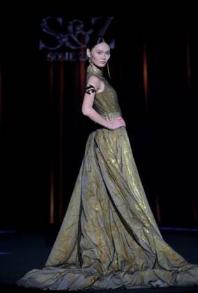 (250319) -- BEIJING, March 19, 2025 -- A model presents a creation during the Beijing Fashion Week A W2025 in Beijing, capital of China, on March 19, 2025. The Beijing Fashion Week A W2025 kicked off here on Wednesday and will last till March 24. ) CHINA-BEIJING-FASHION WEEK-OPENING (CN) CaixYang 
