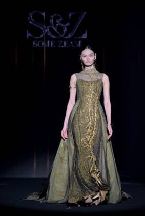 (250319) -- BEIJING, March 19, 2025 -- A model presents a creation during the Beijing Fashion Week A W2025 in Beijing, capital of China, on March 19, 2025. The Beijing Fashion Week A W2025 kicked off here on Wednesday and will last till March 24. ) CHINA-BEIJING-FASHION WEEK-OPENING (CN) CaixYang 