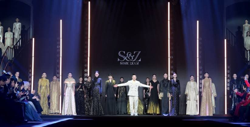 (250319) -- BEIJING, March 19, 2025 -- A designer (C) greets the audience with models during the Beijing Fashion Week A W2025 in Beijing, capital of China, on March 19, 2025. The Beijing Fashion Week A W2025 kicked off here on Wednesday and will last till March 24. ) CHINA-BEIJING-FASHION WEEK-OPENING (CN) CaixYang 