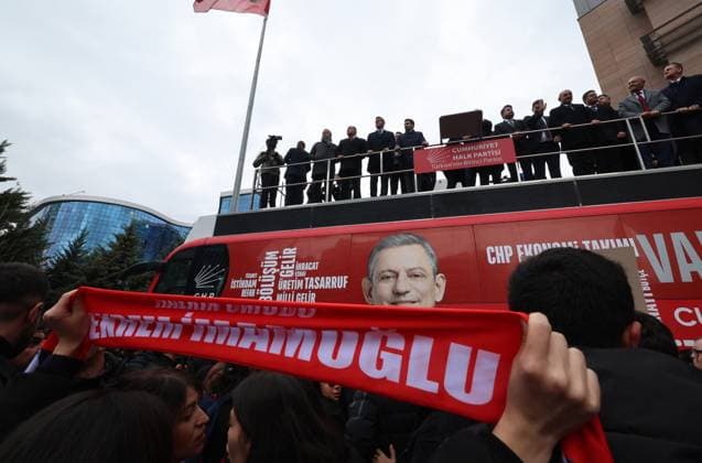 Bilder des Jahres 2025, News 03 März News Themen der Woche KW12 News Bilder des Tages Supporters gathering in front of CHP headquarters - Ankara CHP MPs walk from the Turkish Parliament to CHP headquarters to protest the detention of Mayor of Istanbul, Ekrem Imamoglu on March 19, 2025 in Ankara, Turkey. Earlier this morning, the Mayor of Istanbul Ekrem Imamoglu, who was due to be selected as a presidential candidate for the opposition Republican People s Party (CHP), was among 100 people arrested as part of an investigation. Critics called the arrests politically motivated. Ankara ANKARA Turkey  Copyright: xDIAxImages ABACAx