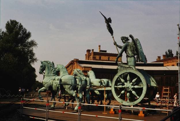Berlin GER, 20240101, Aufnahme Berlin, ca. 1990, Stadtansicht, Brandenbuger Tor, Renovierung der Quadriga *** Berlin GER, 20240101, photo Berlin, ca 1990, city view, Brandenbuger Tor, renovation of the Quadriga