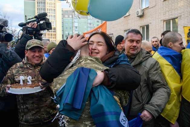 Bilder des Jahres 2025, News 03 März News Themen der Woche KW12 News Bilder des Tages Exchange Of Prisoners Of War Between Ukraine And Russia. An exchange of prisoners of war takes place between Ukraine and Russia. 175 prisoners of war return to Ukraine, and an equal number of Russians are transferred to the opposing side in Ukraine, on March 19, 2025. A wife reunites with her husband, who spends three years in Russian captivity, a day after his 27th birthday. Ukraine Ukraine  Copyright: xMaxymxMarusenkox originalFilename: musiienko-notitle250319_npJJP.jpg
