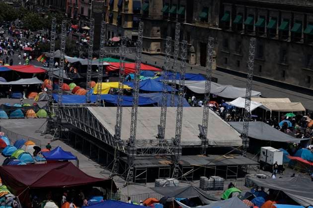 March 19, 2025, Mexico City, Cdmx, Mexico: Thousands of teachers from the National Coordinator of Education Workers (CNTE) are holding a 72-hour sit-in, setting up tents and banners in Constitution Square, in front of the National Palace in Mexico City, despite President Claudia Sheinbaum s decision to withdraw the initiative to reform the Law of the Institute of Security and Social Services for State Workers Mexico City Mexico - ZUMAp204 20250319_zip_p204_036 Copyright: xJosuexPerezx
