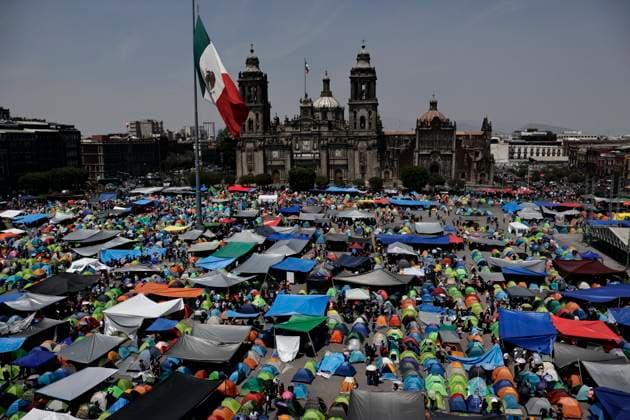 News Bilder des Tages March 19, 2025, Mexico City, Cdmx, Mexico: Thousands of teachers from the National Coordinator of Education Workers (CNTE) are holding a 72-hour sit-in, setting up tents and banners in Constitution Square, in front of the National Palace in Mexico City, despite President Claudia Sheinbaum s decision to withdraw the initiative to reform the Law of the Institute of Security and Social Services for State Workers Mexico City Mexico - ZUMAp204 20250319_zip_p204_035 Copyright: xJosuexPerezx