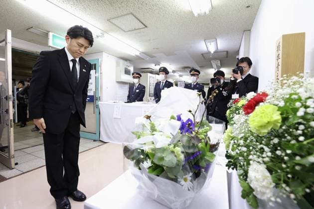 Bilder des Jahres 2025, News 03 März News Themen der Woche KW12 News Bilder des Tages 30th anniversary of sarin gas attack in Tokyo Japanese transport minister Hiromasa Nakano offers a silent prayer at Tokyo Metro s Kasumigaseki Station in Tokyo on March 20, 2025, the 30th anniversary of the AUM Shinrikyo cult s sarin nerve gas attack on the Tokyo subway system that killed 14 people and injured over 6,000 others. (Pool photo)  A14AA0004325039P