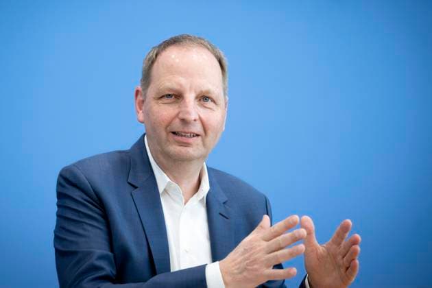 Thomas Heilmann, Klimaschutz DEU, Deutschland, Germany, Berlin, 17.03.2025 Thomas Heilmann , Mittglied Deutscher Bundestag MdB Bundesvorsitzender der KlimaUnion CDU , waehrend der Bundespressekonferenz zum Thema Gutachten zur rechtlichen Verpflichtungen der neuen Bundesregierung beim Klimaschutz in Berlin Deutschland en: Thomas Heilmann , Member of the German Bundestag MdB Federal Chairman of the KlimaUnion CDU , during the Federal Press Conference on the subject of the report on the legal obligations of the new Federal Government in climate protection in Berlin Germany *** Thomas Heilmann, Klimaschutz DEU, Deutschland, Germany, Berlin, 17 03 2025 Thomas Heilmann , Member of the German Bundestag MdB Federal Chairman of the KlimaUnion CDU