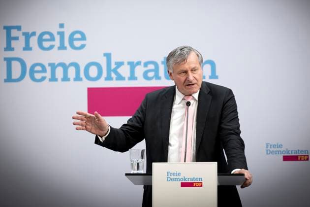 Hans-Ulrich Rülke, FDP DEU, Deutschland, Germany, Berlin, 17.03.2025 Hans-Ulrich Ruelke Rülke , MDL FDP waehrend einer Pressekonferenz zu der Kandidatur von Dürr als Parteivorsitzender der Freien Demokraten in der Parteizentrale der FDP in Berlin Deutschland en: Hans-Ulrich Ruelke Rülke, MDL FDP during a press conference on the candidacy of Dürr as party chairman of the Free Democrats at the FDP party headquarters in Berlin Germany *** Hans Ulrich Rülke, FDP DEU, Deutschland, Germany, Berlin, 17 03 2025 Hans Ulrich Ruelke Rülke , MDL FDP during a press conference on the candidacy of Dürr as party chairman of the Free Democrats at the FDP party headquarters in Berlin Germany en Hans Ulrich Ruelke Rülke, MDL FDP during a press confere