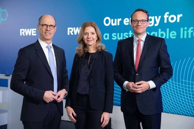 News Themen der Woche KW12 News Bilder des Tages v.l. Dr. Michael MUELLER, Müller, Vorstandsmitglied, CFO, Finanzvorstand, Katja van DOREN, Vorstandsmitglied, Personalvorstand, Arbeitsdirektorin, Dr. Markus KREBBER, Vorstandsvorsitzender, CEO, Bilanzpressekonferenz der RWE AG am 20.03.2025 in Essen *** from l Dr Michael MUELLER, Müller, Member of the Executive Board, CFO, Chief Financial Officer, Katja van DOREN, Member of the Executive Board, Chief Human Resources Officer, Labour Director, Dr Markus KREBBER, Chairman of the Executive Board, CEO, Annual Press Conference of RWE AG on 20 03 2025 in Essen