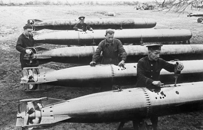 Great Patriotic War 5479703 20.09.1941 Great Patriotic War (1941-1945). Defence of Sevastopol and Battle for Crimea (September 1941 - July 1942). Torpedoes being prepared for marine aviation s planes at the air field. Haldei Sevastopol Republic of Crimea Russia  Copyright: xHaldeix
