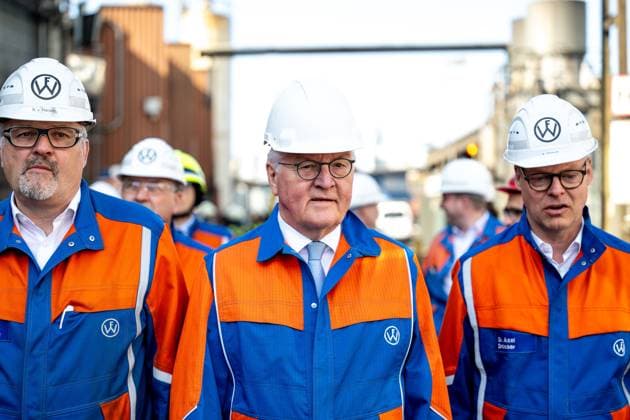 News Themen der Woche KW12 News Bilder des Tages Stadtallendorf Bundespräsident zur Ortszeit in Stadtallendorf Frank-Walter Steinmeier (Bundespräsident) bekommt bei seinem Besuch bei der Firma Fritz Winter das Werksgelände gezeigt .Steinmeier hat im Rahmen von Ortszeit Deutschland seinen Amtssitz für drei Tage nach Stadtallendorf, Hessen verlegt. Copyright: xEibner-Pressefoto FlorianxWiegandx EP_FWD
