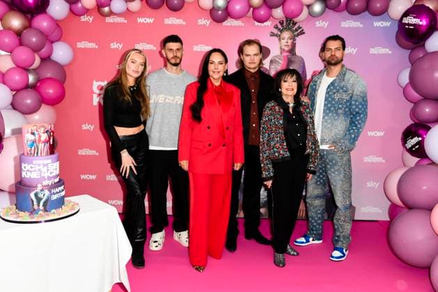 Cheyenne Savannah Ochsenknecht (l-r), Nino Sifkovitz, Natascha Ochsenknecht, Wilson Gonzalez Ochsenknecht, Bärbel Wierichs und Jimi Blue Ochsenknecht Familien Bild beim Fototermin zum Auftakt der 4.Staffel des Sky Originals DIESE OCHSENKNECHTS im International Club am Donnerstag 20. März in Berlin Berlin Deutschland *** Cheyenne Savannah Ochsenknecht l r , Nino Sifkovitz, Natascha Ochsenknecht, Wilson Gonzalez Ochsenknecht, Bärbel Wierichs and Jimi Blue Ochsenknecht family picture at the photo call for the kick-off of season 4 of the Sky Original DIESE OCHSENKNECHTS at the International Club on Thursday March 20 in Berlin Berlin Germany