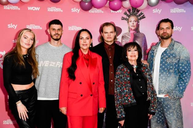 Cheyenne Savannah Ochsenknecht (l-r), Nino Sifkovitz, Natascha Ochsenknecht, Wilson Gonzalez Ochsenknecht, Bärbel Wierichs und Jimi Blue Ochsenknecht Familien Bild beim Fototermin zum Auftakt der 4.Staffel des Sky Originals DIESE OCHSENKNECHTS im International Club am Donnerstag 20. März in Berlin Berlin Deutschland *** Cheyenne Savannah Ochsenknecht l r , Nino Sifkovitz, Natascha Ochsenknecht, Wilson Gonzalez Ochsenknecht, Bärbel Wierichs and Jimi Blue Ochsenknecht family picture at the photo call for the kick-off of season 4 of the Sky Original DIESE OCHSENKNECHTS at the International Club on Thursday March 20 in Berlin Berlin Germany