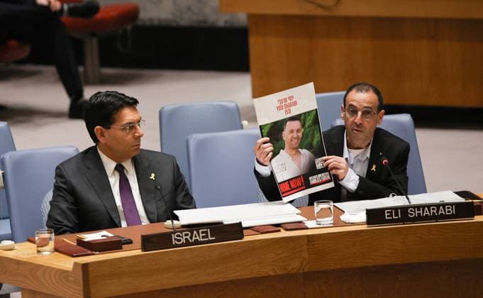 News Themen der Woche KW12 News Bilder des Tages March 20, 2025, New York, New York, USA: ELI SHARABI, Israeli hostage taken from his home by Hamas troops on October 7th holds up a photo of his brother YOSI SHARABI who was killed as hostage by Hamas during a Security Council meeting on the situation in Gaza. DANNY DANON, Permanent Ambassador of Israel to UN sits next to him. SHARABIÃ¢â‚¬â ¢s wife and daughters were also kidnapped and murdered by Hamas..Currently the ceasefire agreements have been compromised as severe breaches on the agreements, more importantly the hostages, have not been met and hostages have also been murdered when stated as alive. In retribution, Israel increased their artillery attacks in Gaza with over 400 casualties so far. New York USA - ZUMAo116 20250320_znp_o116_015 Copyright: xBiancaxOterox