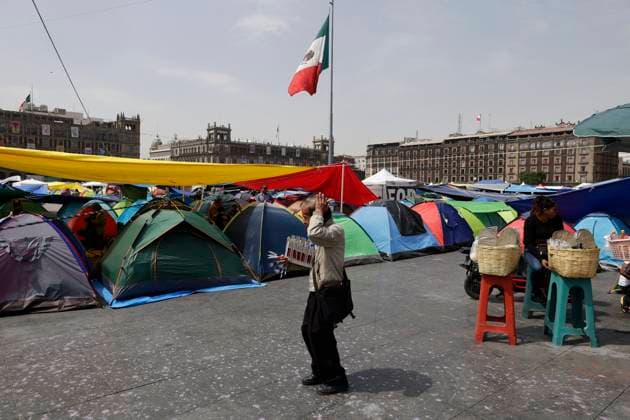Members Of The National Coordinator Of Education Workers Set Up A Sit-in In Mexico City s Zocalo A protest with tents, tarps, and pavilions is set up by members of the National Coordinator of Education Workers in Mexico City, Mexico, on March 20, 2025. They demand that the Mexican government provide evidence that it has eliminated its initiative to reform the ISSSTE Law, which seeks to change the calculation of the contributions government workers must pay to the institution when their income exceeds 10 Units of Measurement and Update (UMA) per month, or more than 30,000 Mexican pesos per month. Mexico City Mexico City Mexico  Copyright: xGerardoxVieyrax originalFilename: vieyra-notitle250320_np9e5.jpg