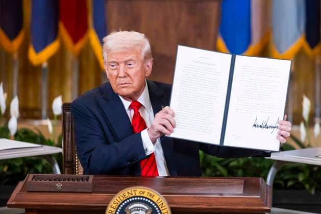 Bilder des Jahres 2025, News 03 März News Themen der Woche KW12 News Bilder des Tages President Trump signs executive order aimed at downsizing the Department of Education US President Donald Trump shows an executive order he signed aimed at downsizing the Department of Education (DOE) in the East Room of the White House in Washington, DC, USA, 20 March 2025. Though President Trump campaigned on a pledge to eliminate the DOE, shuttering the department requires an act of Congress. WASHINGTON DC United States  Copyright: xPool ABACAx