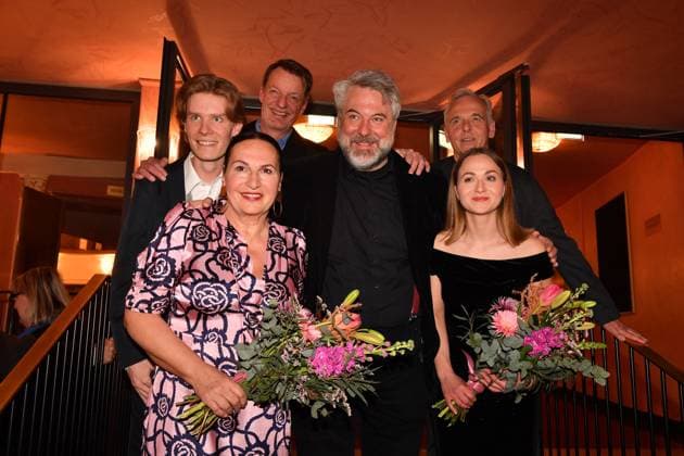 Entertainment Themen der Woche KW12 Entertainment Bilder des Tages Ursula Maria Burkhart, Fabian Witkowski, Jochaim Vollrath, Ralf Komorr, Dieter Fischer und Katharina Plank Premiere Kardinalfehler Komödie im Bayerischen Hof Theater München 20. März 2025 *** Ursula Maria Burkhart, Fabian Witkowski, Jochaim Vollrath, Ralf Komorr, Dieter Fischer and Katharina Plank Premiere Kardinalfehler Komödie im Bayerischen Hof Theater Munich 20 March 2025