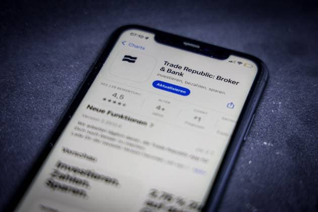 Apple App Store auf einem iPhone. Apps-Charts (gratis). Trade Republic. Broker & Bank. 20.03.2025 *** Apple App Store on an iPhone Apps Charts free Trade Republic Broker Bank 20 03 2025