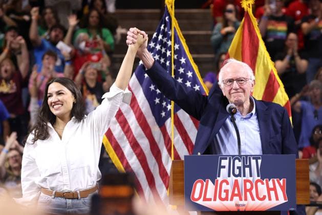 Bilder des Jahres 2025, News 03 März News Themen der Woche KW12 News Bilder des Tages March 20, 2025, Tempe, Arizona, USA: Senator BERNIE SANDERS and Congresswoman ALEXANDRIA OCASIO-CORTEZ (also known as AOC ) speaking at a Fight the Oligarchy rally at Mullett Arena in Tempe, Arizona. Tempe USA - ZUMAg247 20250320_znp_g247_008 Copyright: xGagexSkidmorex