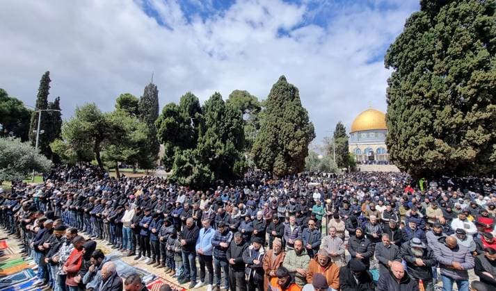 News Themen der Woche KW12 News Bilder des Tages Thousands of people gather to perform the third Friday prayer of the holy month of Ramadan at Al-Aqsa Mosque Thousands of people gather to perform the third Friday prayer of the holy month of Ramadan at Al-Aqsa Mosque despite the obstacles imposed by Israel in Jerusalem on March 21, 2025. Photo by Department of Islamic Awqaf in Jerusalem apaimages Jerusalem Jerusalem Palestinian Territory 210325_Jerusalem_AWQAF_00(1) Copyright: xapaimagesxDepartmentxofxIslamicxAwqafxinxJerusalemx xapaimagesx