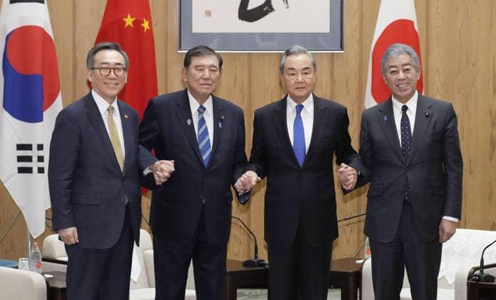 News Themen der Woche KW12 News Bilder des Tages Japan-China-South Korea talks Japanese Prime Minister Shigeru Ishiba (2nd from L) and Japanese Foreign Minister Takeshi Iwaya (far R) pose for a photo with South Korean and Chinese foreign ministers Cho Tae Yul (far L) and Wang Yi at the prime minister s office in Tokyo on March 21, 2025.  A14AA0004332045P