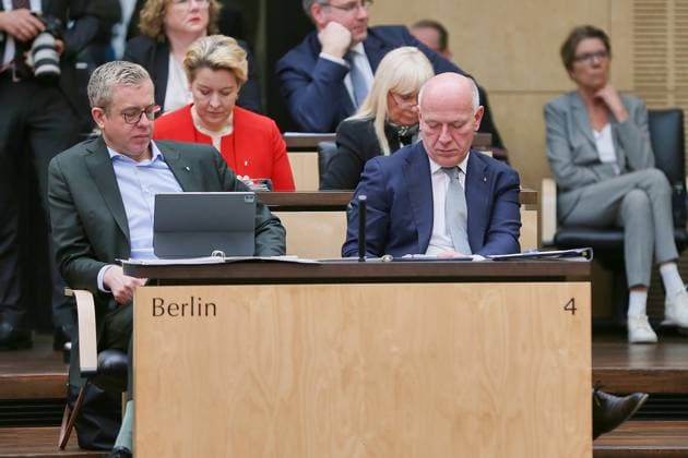 Berlin, Deutschland, 21.03.2025: Bundesrat: 1052. Sitzung des Bundesrates: Stefan Evers, CDU, Kai Wegner, CDU. Auf der Tagesordnung ist die Grundgesetzänderung zur Aufweichung der Schuldenbremse und für ein Sondervermögen *** Berlin, Germany, 21 03 2025 Bundesrat 1052 Meeting of the Bundesrat Stefan Evers, CDU, Kai Wegner, CDU On the agenda is the amendment to the Basic Law to soften the debt brake and for a special fund Copyright: xdtsxNachrichtenagenturx dts_62630