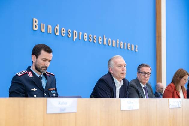 News Themen der Woche KW12 News Bilder des Tages Regierungspressekonferenz am 21. März 2025. Deutschland, Berlin, Bundespressekonferenz: Der Sprecher des Auswärtigen Amts, Sebastian Fischer, beantwortet die Fragen der JournalistInnen. Zu seiner Rechte BMVg Sprecher Oberst i.G.im Generalstabsdienst Mitko Müller und Wolfgang Büchner, Stellvertretender Sprecher der Bundesregierung zu seiner Linke. *** Government Press Conference on March 21, 2025 Germany, Berlin, Federal Press Conference The Spokesman of the Federal Foreign Office, Sebastian Fischer, answers the journalists questions To his right BMVg Spokesman Colonel i G in the General Staff Service Mitko Müller and Wolfgang Büchner, Deputy Spokesman of the Federal Government to his left
