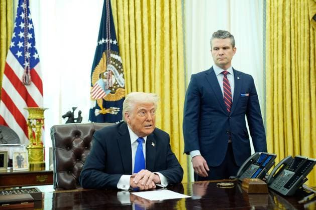 News Themen der Woche KW12 News Bilder des Tages President Donald Trump is joined by Defense Secretary Pete Hegseth as he announces that Boeing has won a contract for a new fighter jet, in the Oval Office of the White House in Washington DC on Friday, March 21, 2025.  WAX20250321605 YURIxGRIPAS