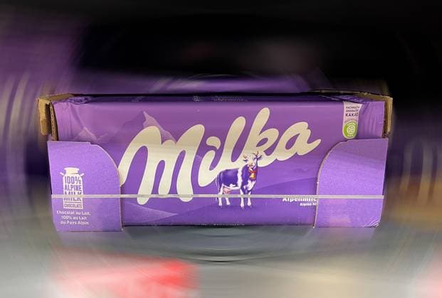 ! ACHTUNG BILD BEARBEITET ! Hier der Blick im Supermarkt, Discounter auf Milka Schokolade 100% Alpenmilch von Mondelez, Süssigkeit, Tafel, der Hintergrund wurde dynamisch verwischt !