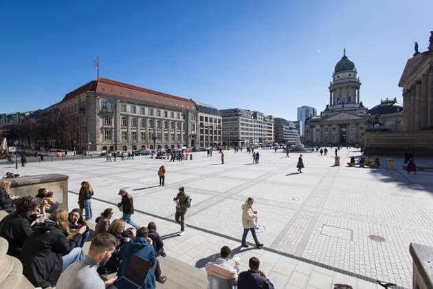 Gendarmenmarkt nach Wiedereröffnung, Berlin, 19.03.2025 Überblick auf den Gendarmenmarkt. Nach zweijähriger Sanierung wurde der zentrale Platz zwischen Konzerthaus, Deutschem Dom und Französischem Dom am 13. März 2025 wiedereröffnet, Berlin, 19.03.2025 Berlin Gendarmenmarkt *** Gendarmenmarkt after reopening, Berlin, 19 03 2025 Overview of the Gendarmenmarkt After two years of renovation, the central square between the Konzerthaus, German Cathedral and French Cathedral was reopened on March 13, 2025, Berlin, 19 03 2025 Berlin Gendarmenmarkt Copyright: xBenxKriemannx