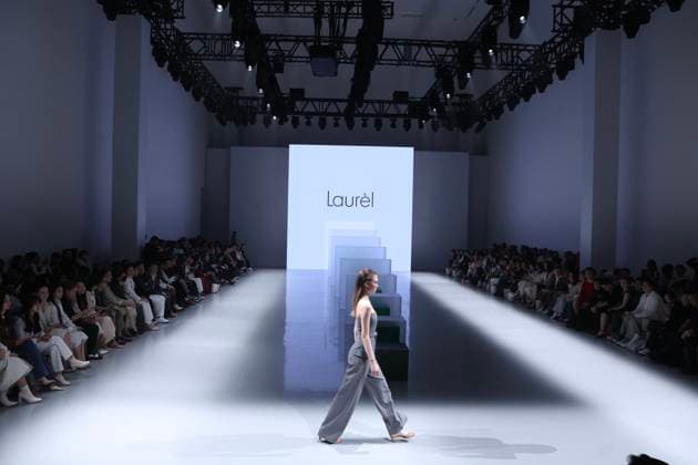 Entertainment Themen der Woche KW12 Entertainment Bilder des Tages China Fashion Week in Peking, Laurel Modenschau BEIJING, CHINA - MARCH 21: A model walks the runway at the Laurel Collection show on day 2 of China Fashion Week A W2025 at Today Art Museum on March 21, 2025 in Beijing, China.  Copyright: xChinaxNewsxServicex 111556418264
