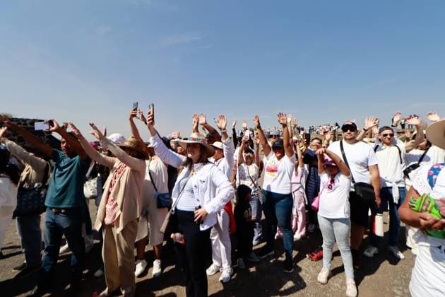 Mexiko, Menschen in Teotihuacan feiern die Tagundnachtgleiche People take part during a ritual in front of the Pyramid of the Sun to be filled with positive energy while they welcoming of spring equinox at the Teotihuacan archaeological site. on March 21, 2025 in Mexico City, Mexico. Mexico City Mexico - ZUMAe321 20250321_zia_e321_102 Copyright: xCarlosxSantiagox