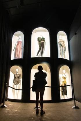 March 20, 2025, Mexico City, Ciudad de Mexico, Mexico: A person takes a tour during Colombian singer Shakira s exhibition, Estoy aquoÂ­ Experience as part of her The Las Mujeres Ya No Ya Lloran World Tour at Frontera 88. on March 20, 2025 in Mexico City, Mexico. Mexico City Mexico - ZUMAe321 20250320_zea_e321_050 Copyright: xRaulxCamposx