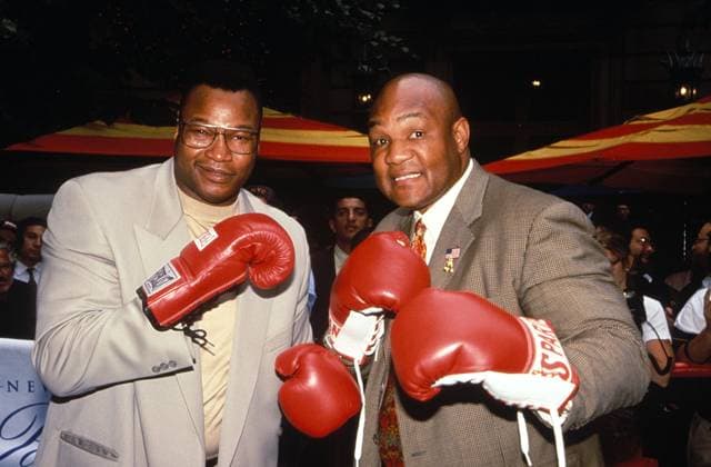 GEORGE FOREMAN ARCHIVE PHOTO LARRY HOLMES AND GEORGE FOREMAN STOCK IMAGE. 15 JULY 1998. PICTURE UDV, Credit:Dennis Van Tine Avalon  Copyright: xDennisxVanxTinex xAvalonx 0548450613