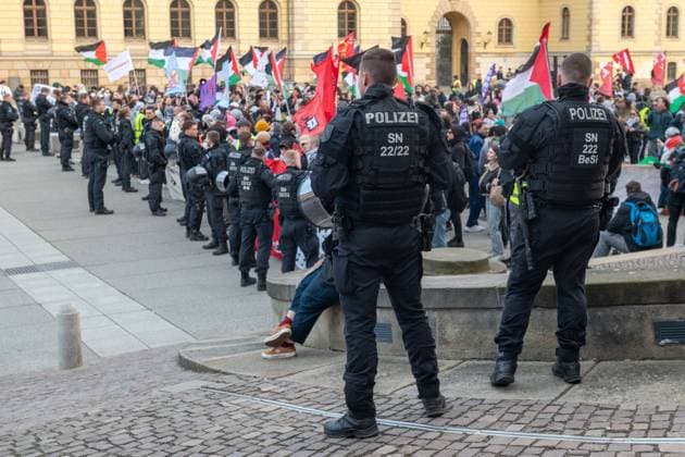 News Themen der Woche KW12 News Bilder des Tages Leipzig - Lautstarker Protest vor dem Bundesverwaltungsgericht: 500 pro-palästinensische Demonstranten stehen 250 pro-israelischen Protestlern gegenüber 22.03.2025 ab 14 Uhr Stadtgebiet Leipzig Am Samstag versammelten sich laut Polizeiangaben rund 350 Unterstützer der BDS-Bewegung (Boykott, Desinvestitionen und Sanktionen) am Willy-Brandt-Platz vor dem Hauptbahnhof in Leipzig, um gegen Israel zu protestieren und einen Rückzug der israelischen Armee aus Gaza zu fordern. Der Demonstrationszug startete am Hauptbahnhof und zog unter starkem Polizeischutz durch die Innenstadt, vorbei an der Nikolaistraße, der Grimmaischen Straße und der Petersstraße bis zum Simsonplatz vor dem Bundesverwaltungsgericht. Parallel formierte sich am Bundesve Copyright: xEHLxMediax 20250322_palaestina-israel-demo-leipzig_41