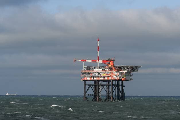 Blick auf die Gasplattform NO5-A auf der Nordsee Blick auf die Bohrinsel des niederländischen Unternehmens One-Dyas. One-Dyas plant Erdgas vor der ostfriesischen Insel Borkum zu fördern. Borkum Niedersachsen Deutschland *** View of the NO5 A gas platform in the North Sea View of the drilling platform of the Dutch company One Dyas One Dyas plans to extract natural gas off the East Frisian island of Borkum Borkum Lower Saxony Germany Copyright: xdiebildwerftx